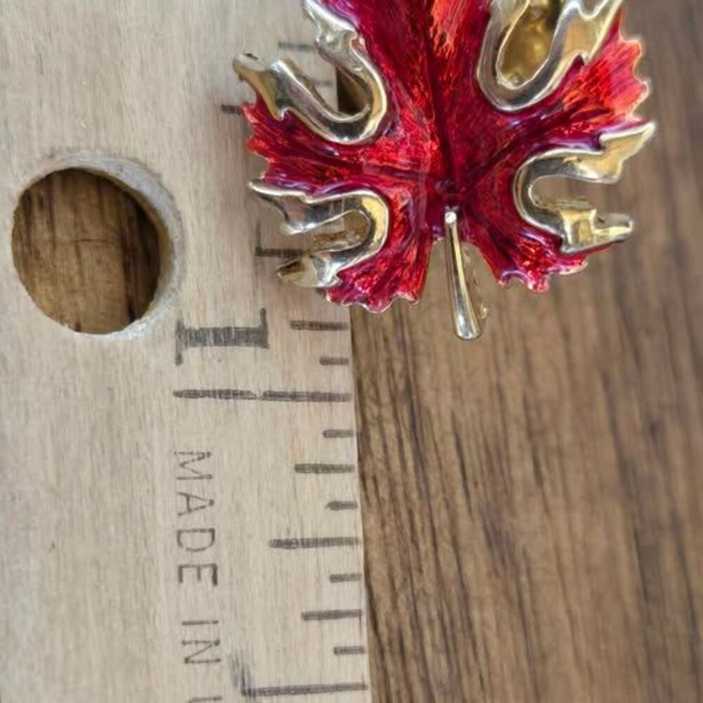 vintage red enamel maple leaf brooch - Picture 5 of 5